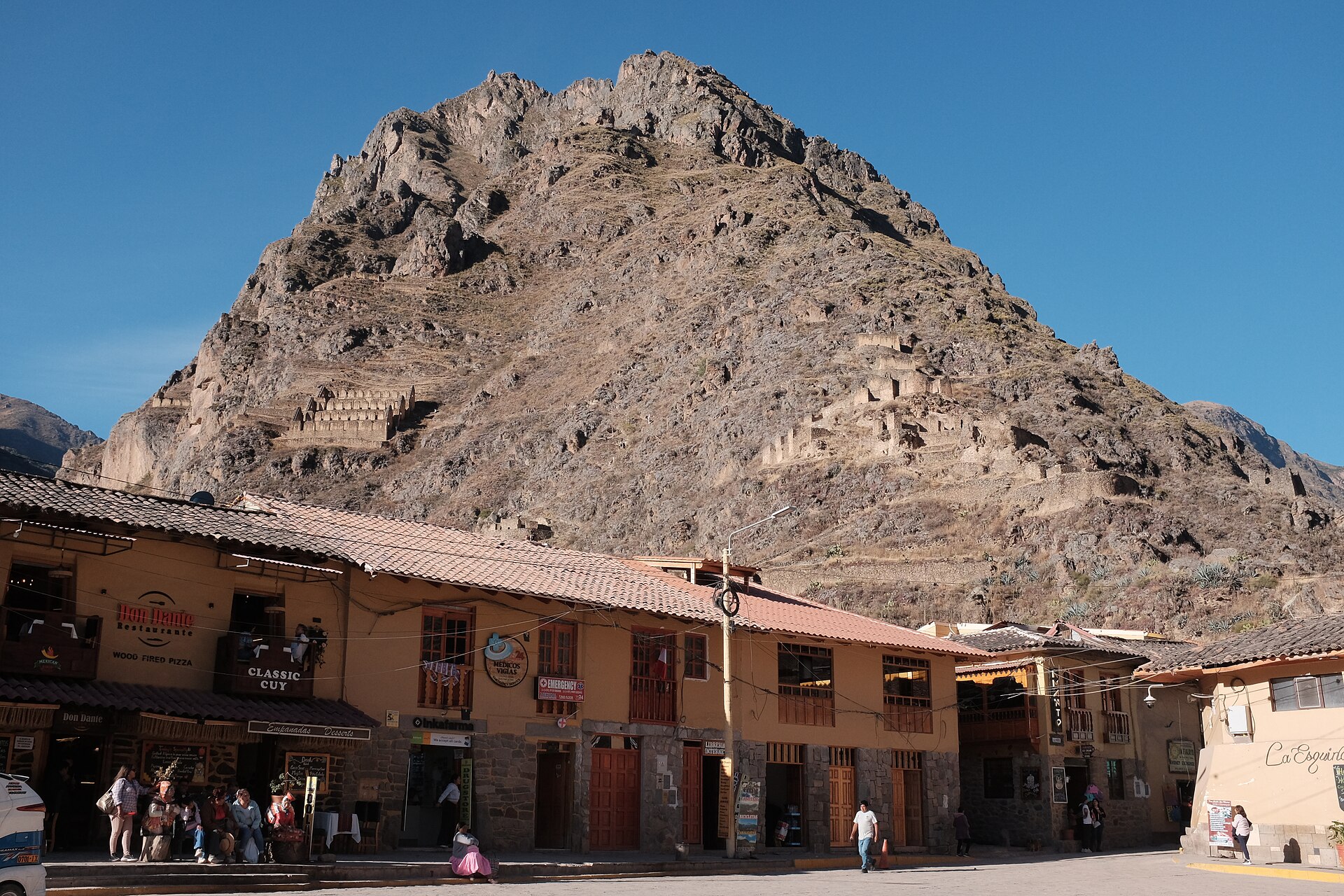 Colcas de Pinkuylluna sobre los techos de Ollantaytambo