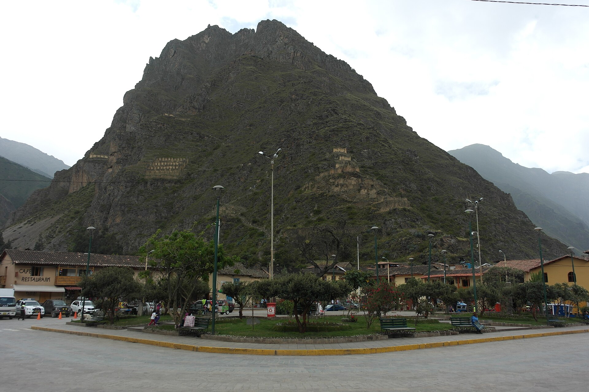 La plaza principal y la montaña desde una terraza alta