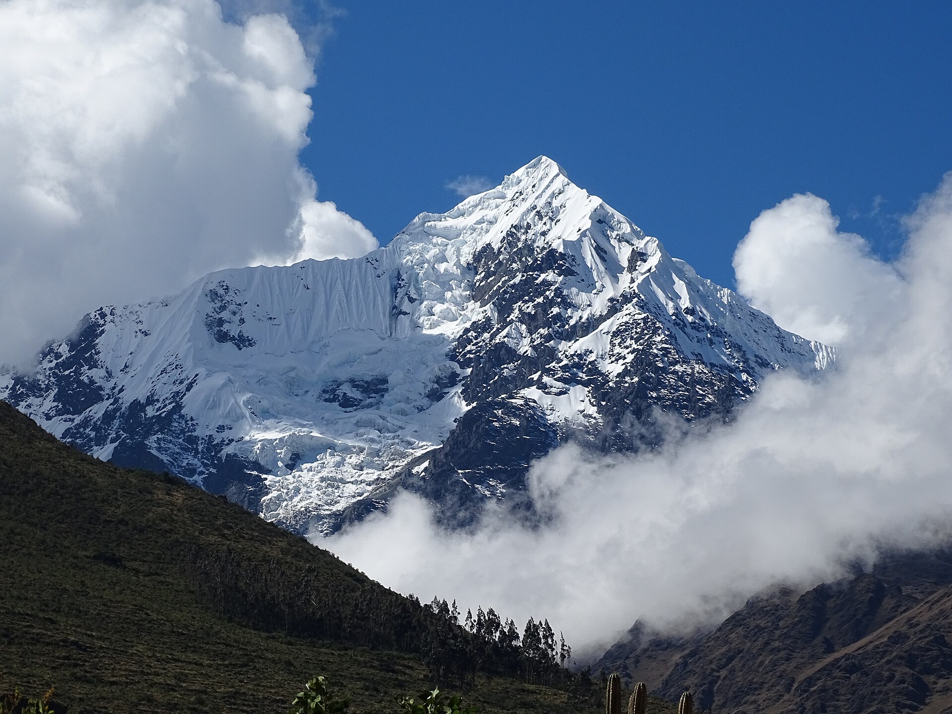 Nevado Verónica y su glaciar sobre Ollantaytambo