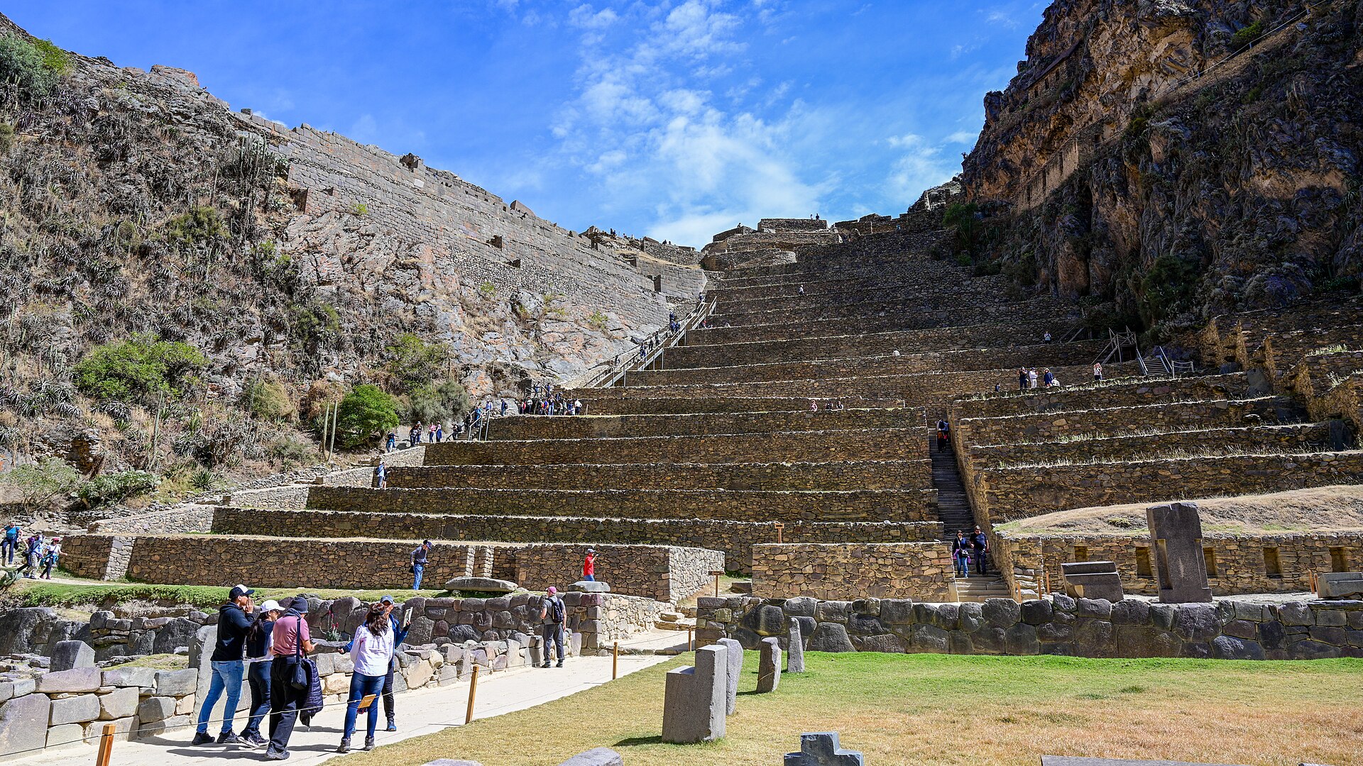 Andenes de piedra de las ruinas de Ollantaytambo subiendo el Cerro del Templo