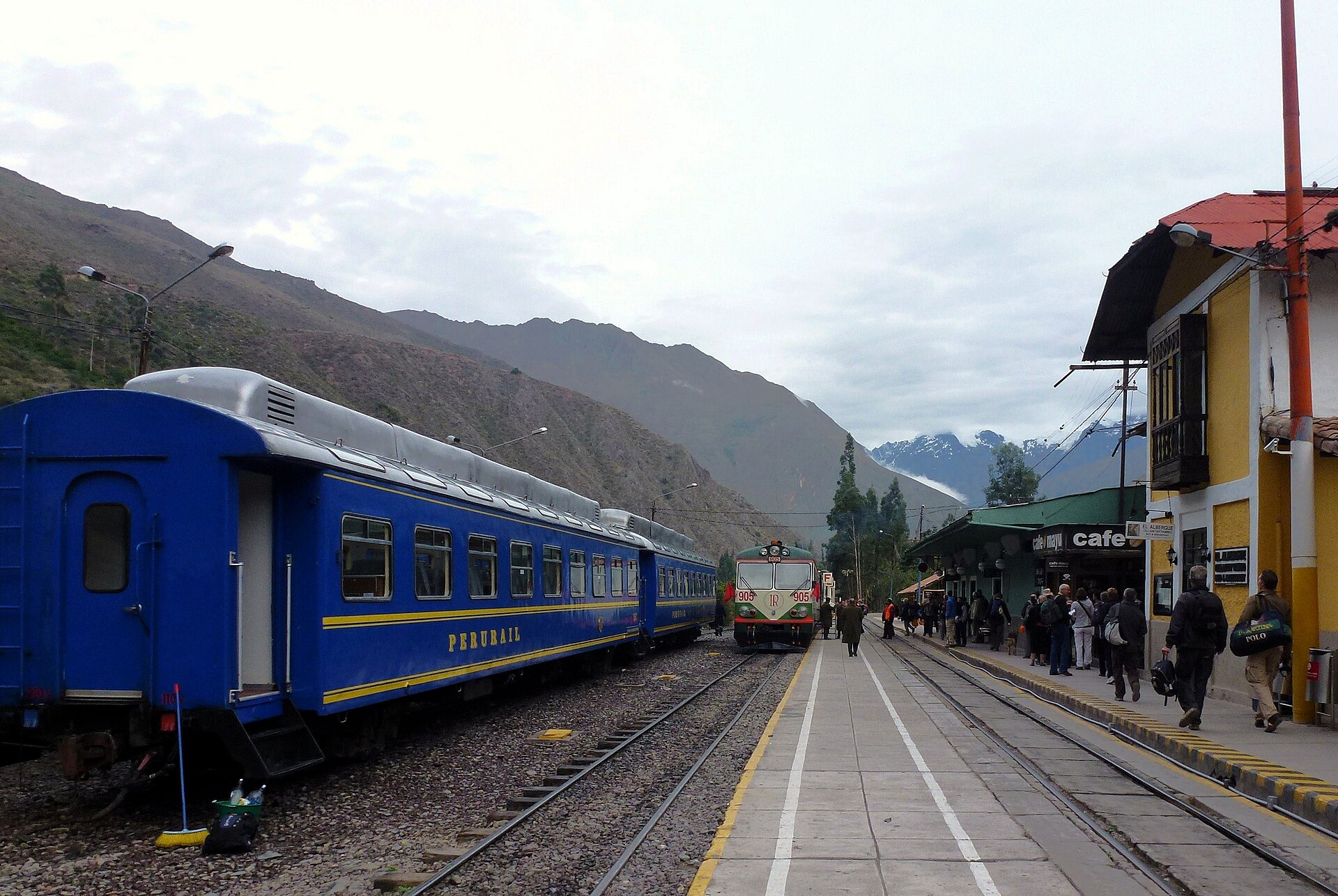 Tren de PeruRail en la estación de Ollantaytambo rumbo a Machu Picchu