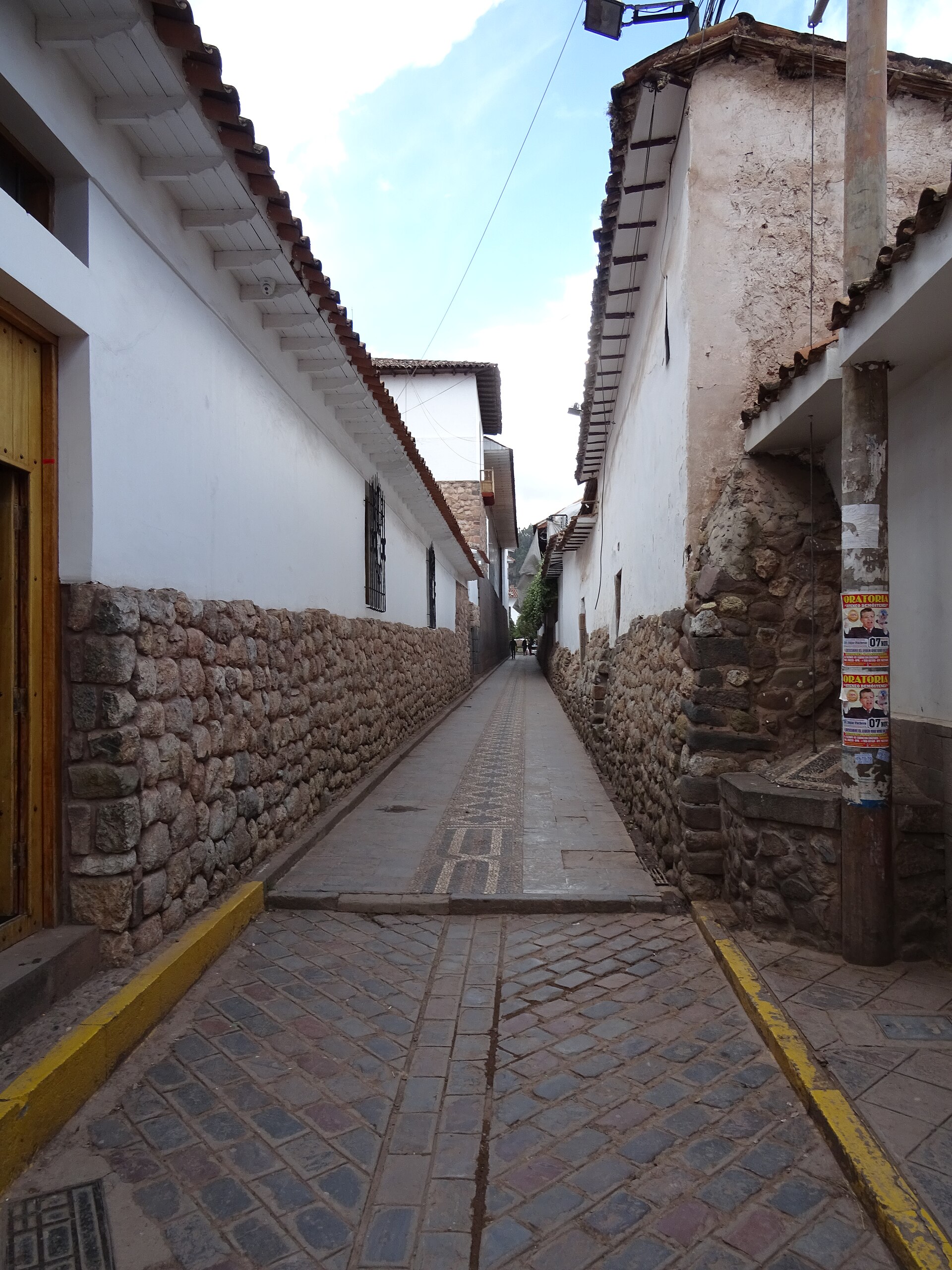 Calle empedrada y silenciosa con muros de piedra en Ollantaytambo